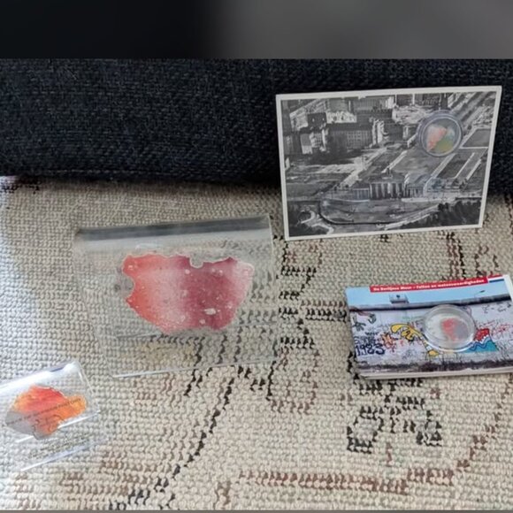 Berlin Wall Pieces and Memorabilia - History - Tourist Souvenir - Picture 2 of 5